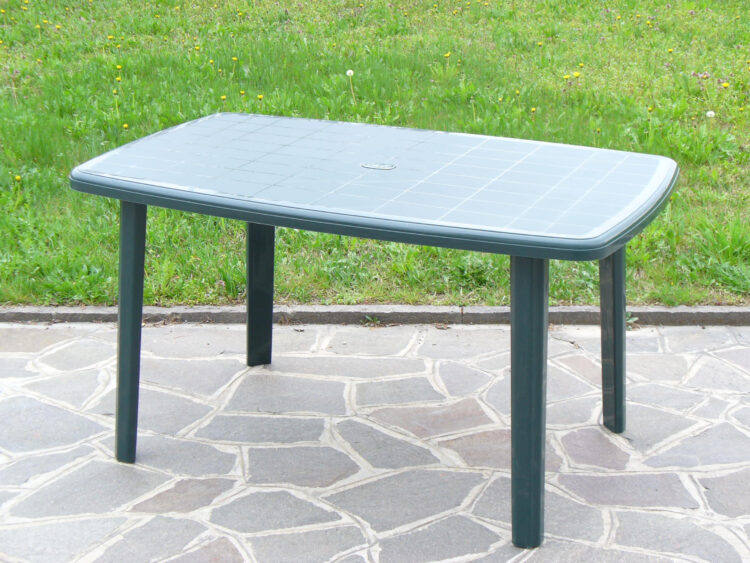 TAVOLO RESINA ART.56C CM.137X85 VERDE